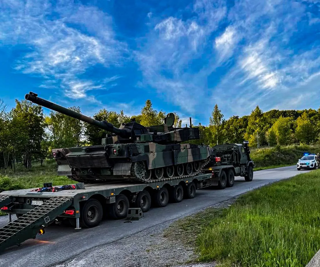 Czołg K2 podczas transportu zestawem niskopodwoziowym Dobrowolski NC wz 21.