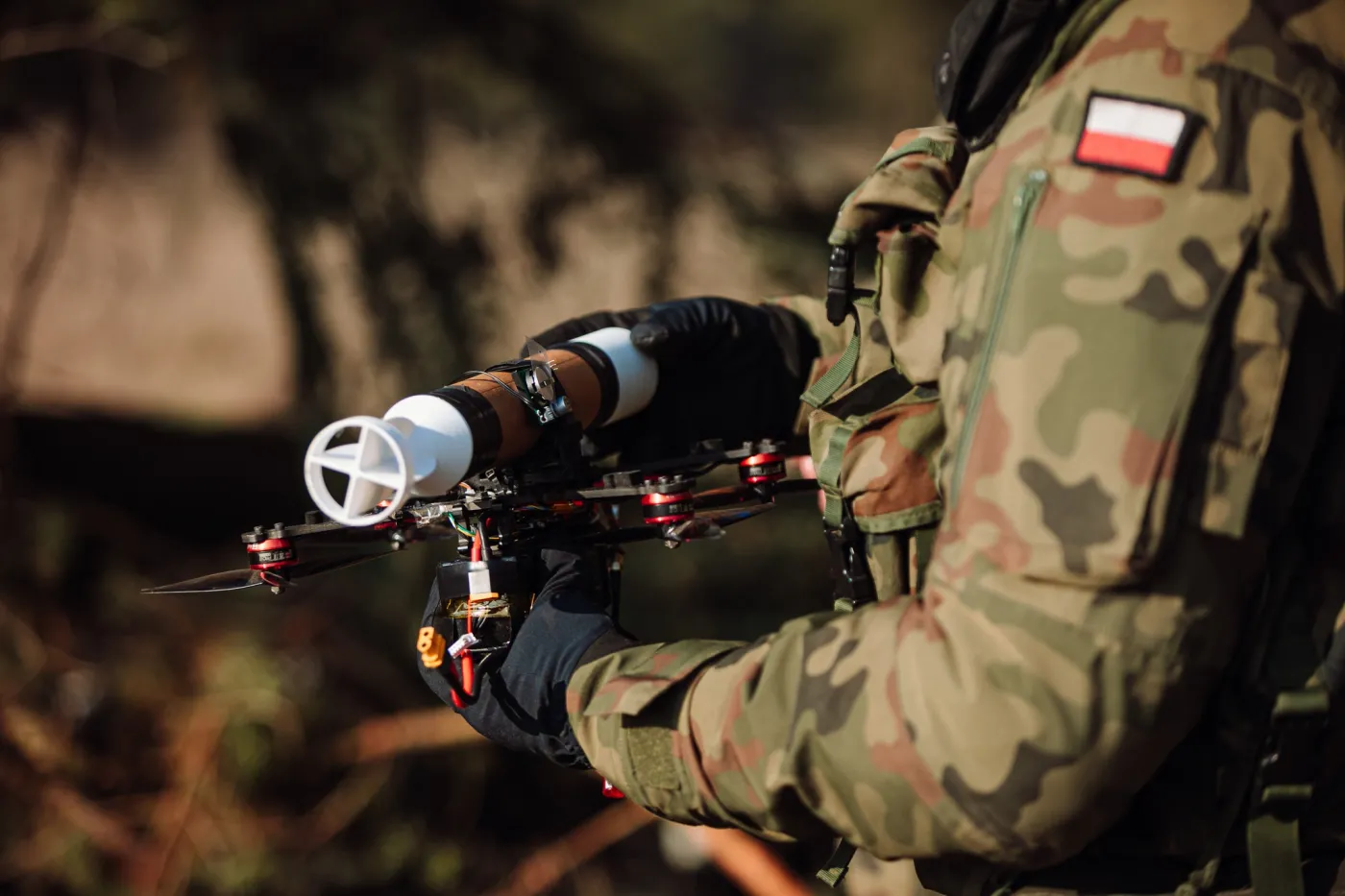 Niewielkie drony uzbrajane są przeważnie w granaty lub miniaturowe bomby.