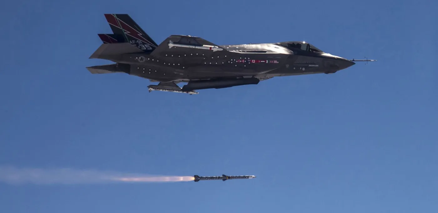 Pocisk AIM-120 AMRAAM w takcie testów z użyciem samolotu F-35A Lightning II.
