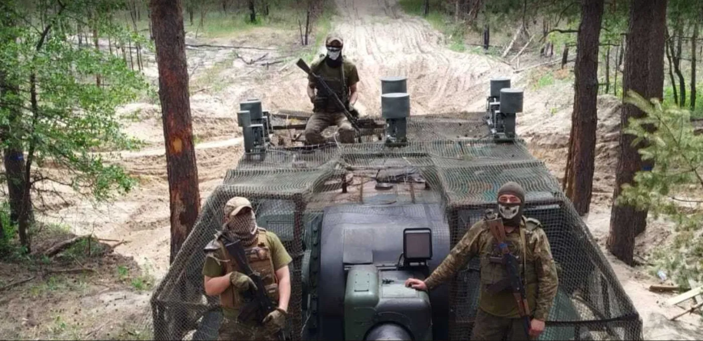 Ukraińskie kraby doposażone w antydronowa klatkę i antydronową zagłuszarkę.