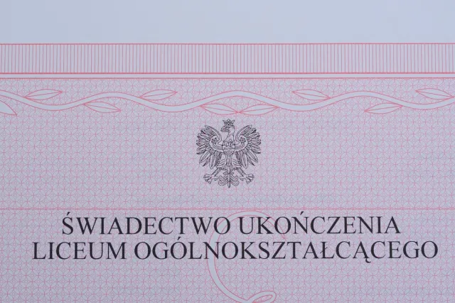 Tegoroczni maturzyści będą mieli problem. Sztuczna inteligencja zagraża wchodzącym na rynek pracy - wynika z badania