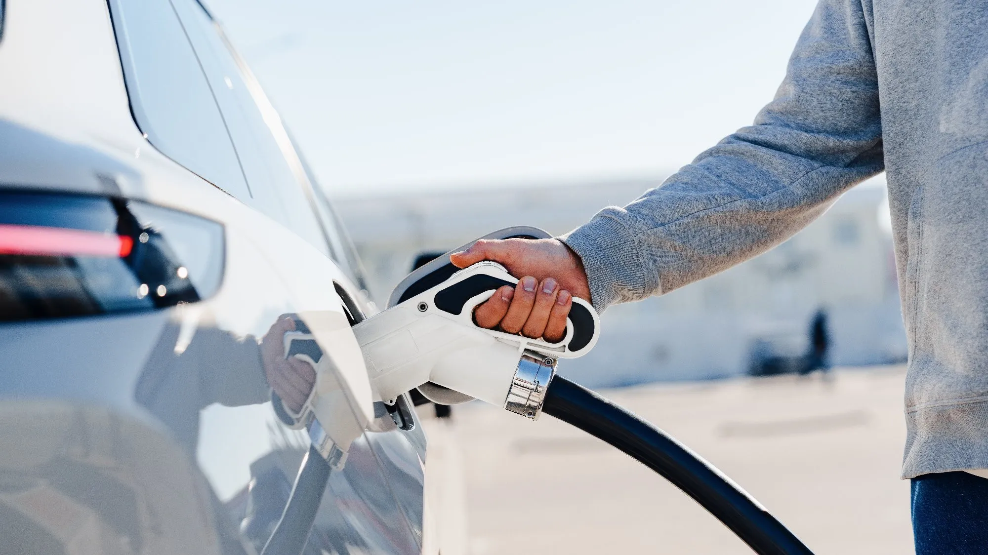 Koniec promocji na stacjach ładowania EV. W zależności od pory płacisz od 1,39 zł do 3,94 zł. A Tesla Supercharger drożeje już drugi miesiąc z rzędu