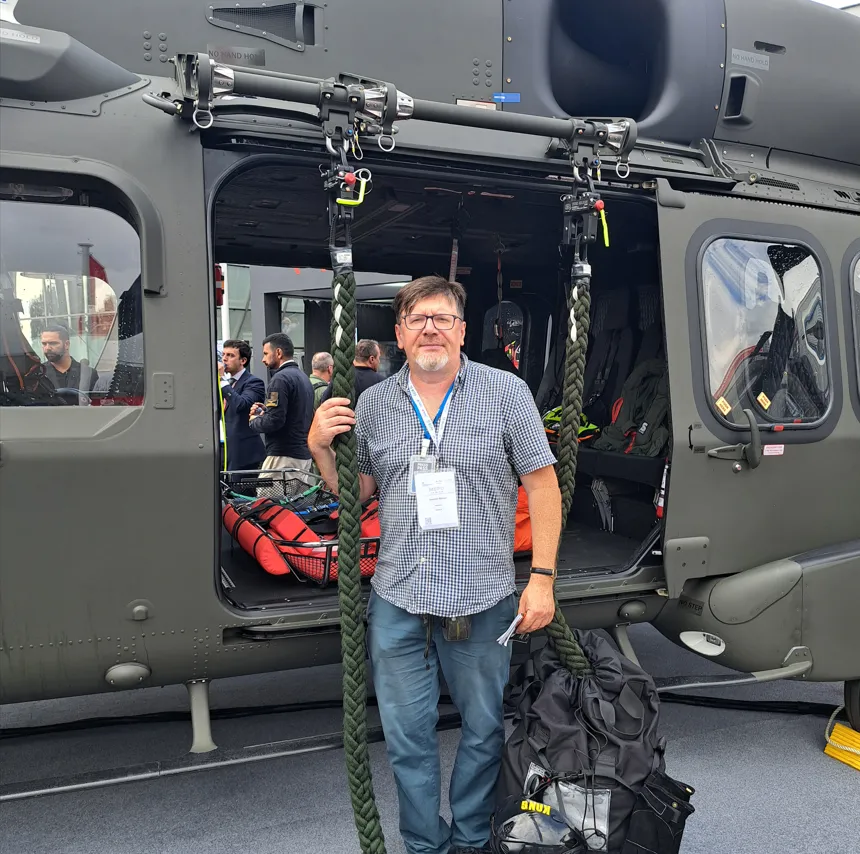 Autor przy linach służących do desantowania żołnierzy z pokładu śmigłowca.