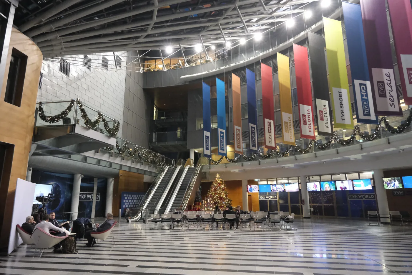 Protest w TVP. W gmachu dyżuruje kolejna zmiana polityków PiS