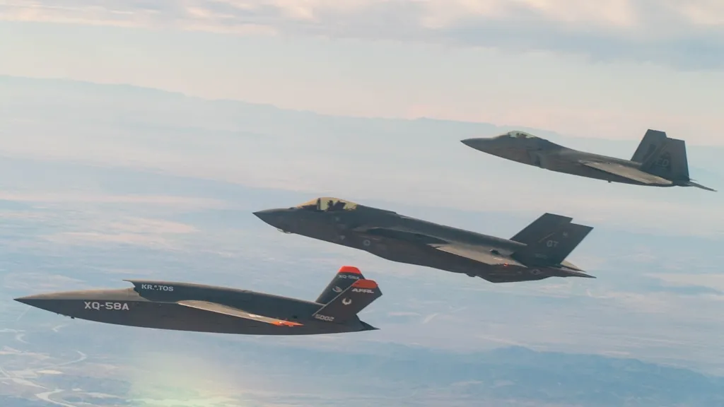 XQ-58 w trakcie testowych lotów w formacji z F-22 Raptor oraz F-35 Lightning II.