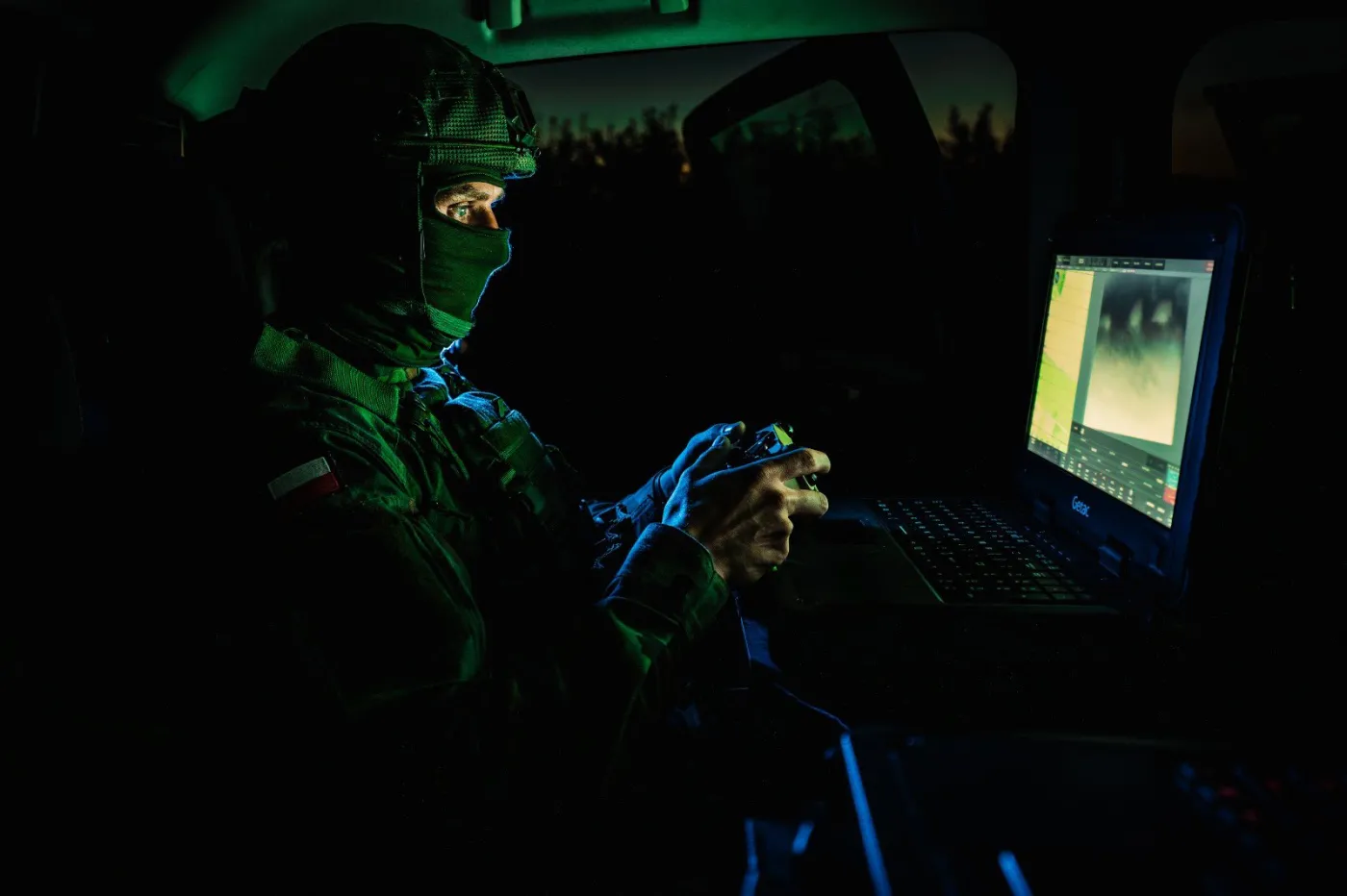 Operator drona FlyEye z 18 Pułku Artylerii z 18 Dywizji Zmechanizowanej w trakcie działań na granicy polsko-białoruskiej.