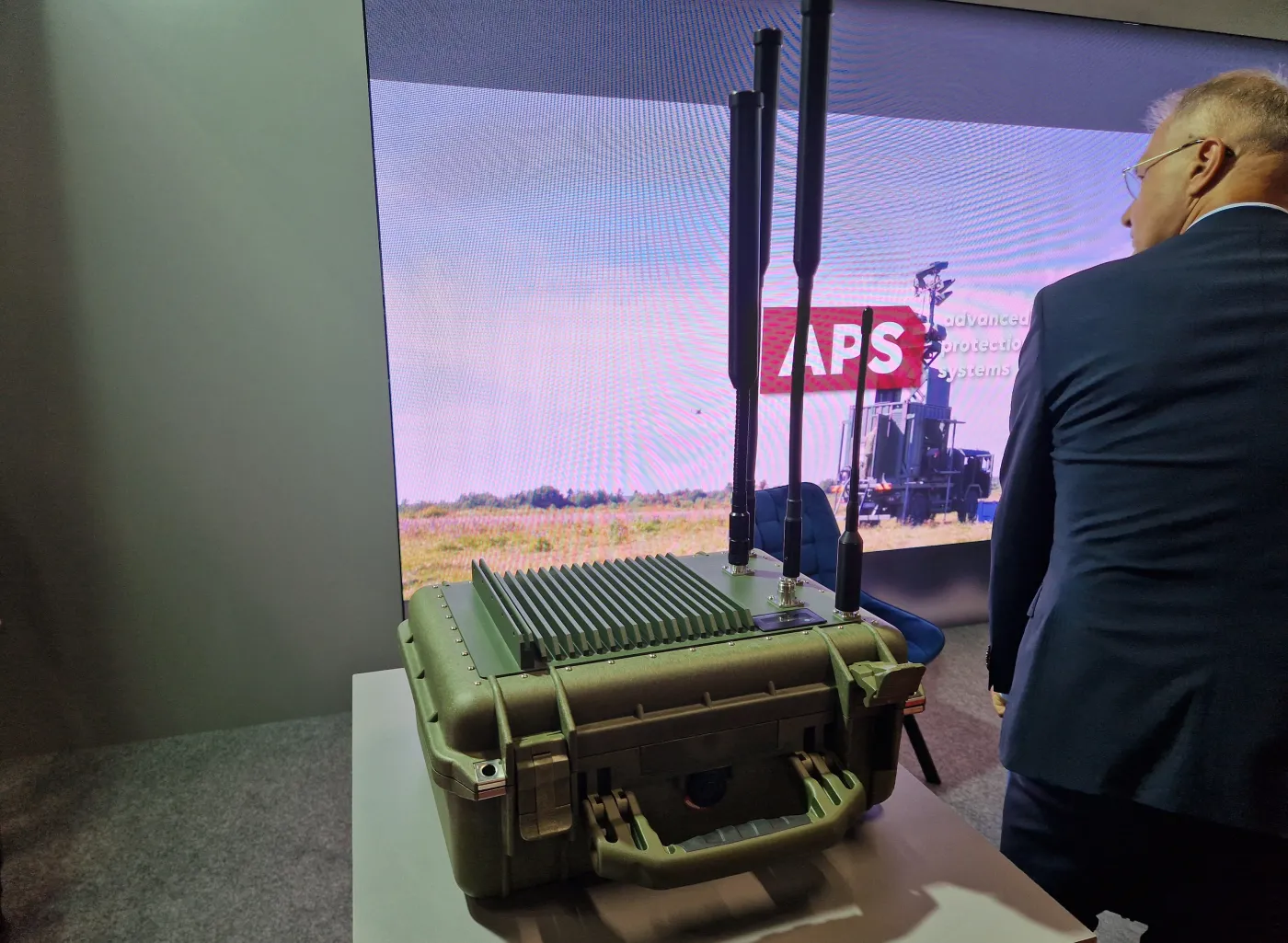 Podręczny jammer pozwala na zakłócanie sygnału w odległości kilkuset metrów.