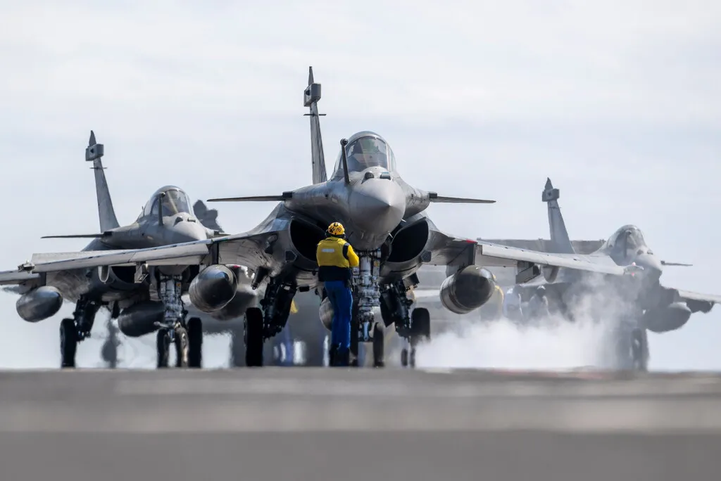 Francuskie Rafale M na płycie lotniskowca. Indie zakupiły 28 maszyn tego typu.