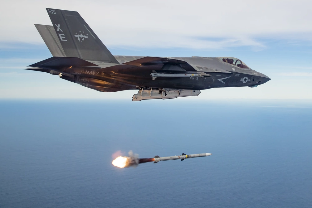 Pierwszy operacyjny test bojowy pocisku AIM-120 z F-35C nad Oceanem Spokojnym.