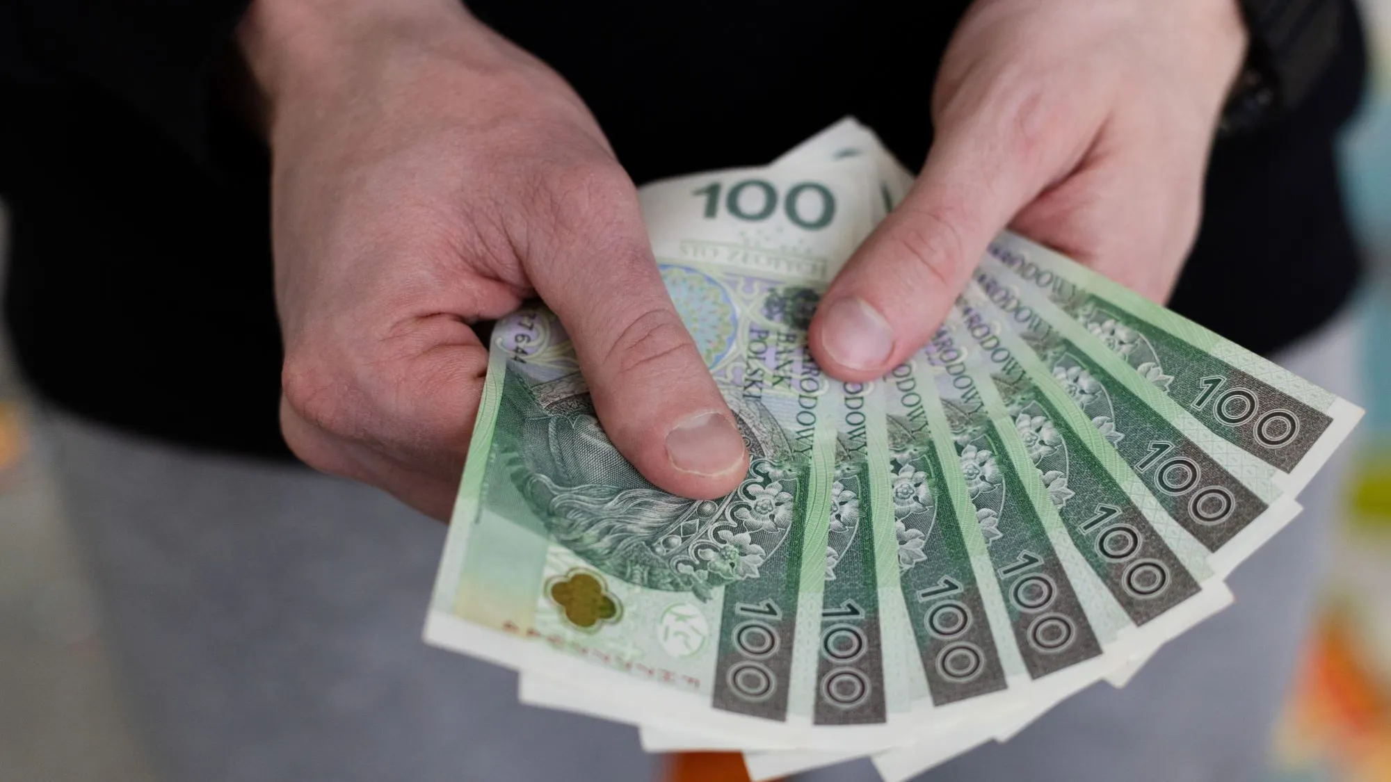 Jakie świadczenia przysługują osobom z chorobą alkoholową? Lista dodatków i zasiłków na 2026 i 2027 rok