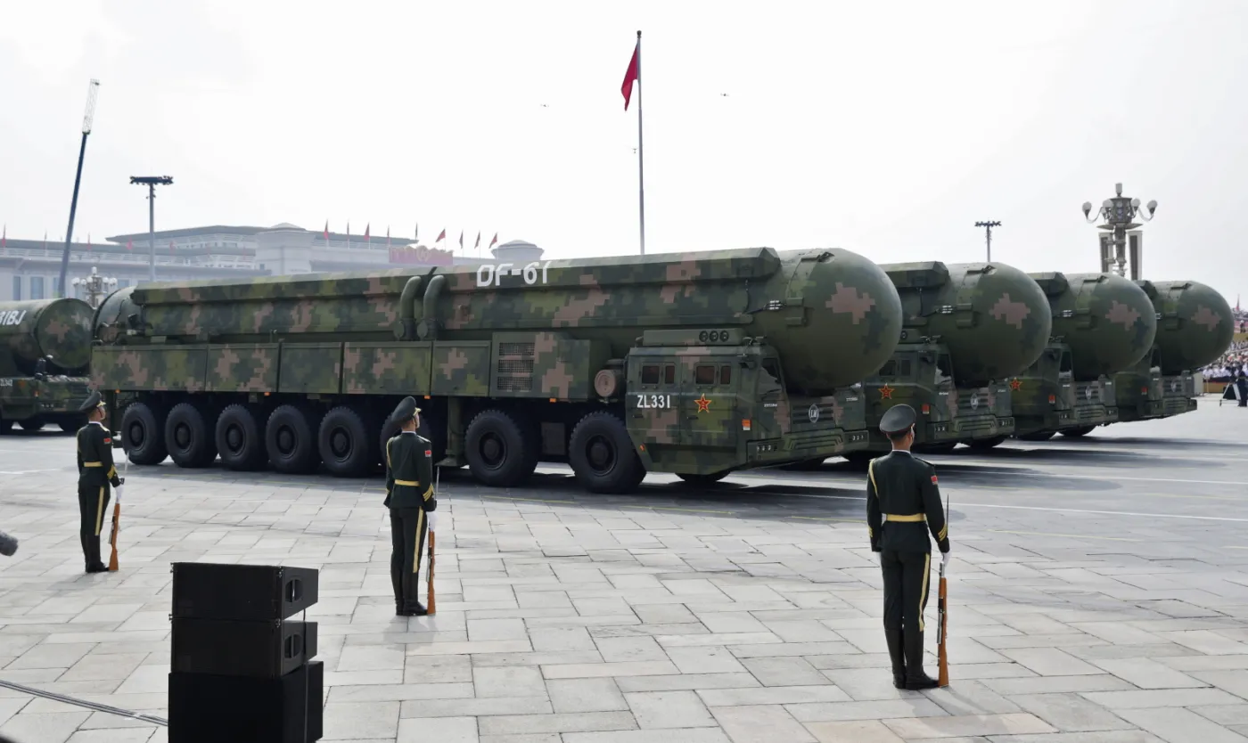 Pojazdy opancerzone z międzykontynentalnym pociskiem balistycznym (ICBM) DF-61