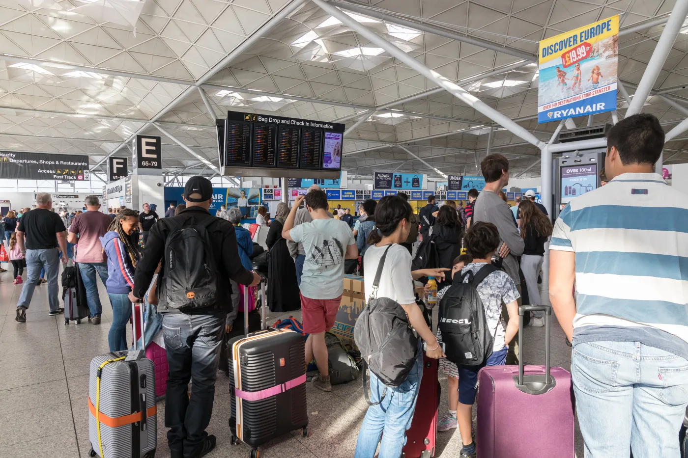 Opóźniony odlot samolotu. Zobacz, ile może kosztować doba oczekiwania na różnych lotniskach [RANKING]