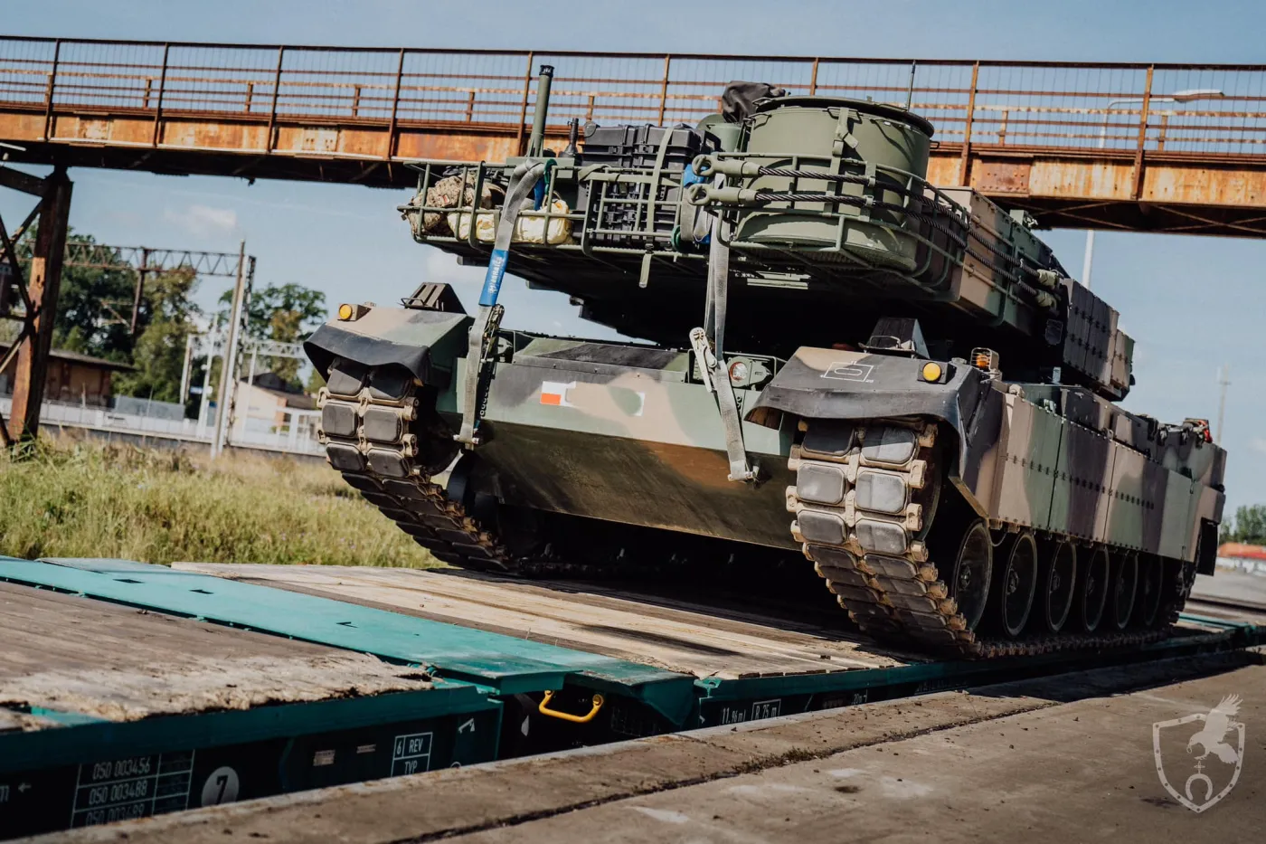 Czołgi K2 trafiają do pododdziałów 16. Dywizji Zmechanizowanej. Przedstawiony na zdjęciu czołg posiada klasyczny polski kamuflaż.