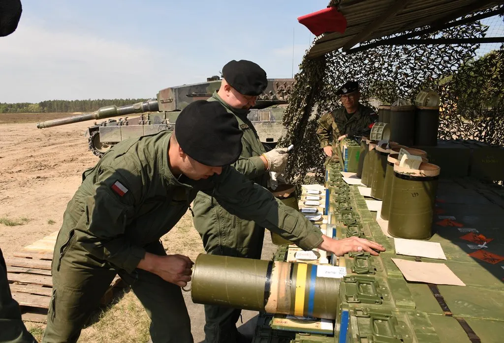 Załogi czołgów Leopard 2A4 podczas strzelań na świętoszowskim pasie taktycznym