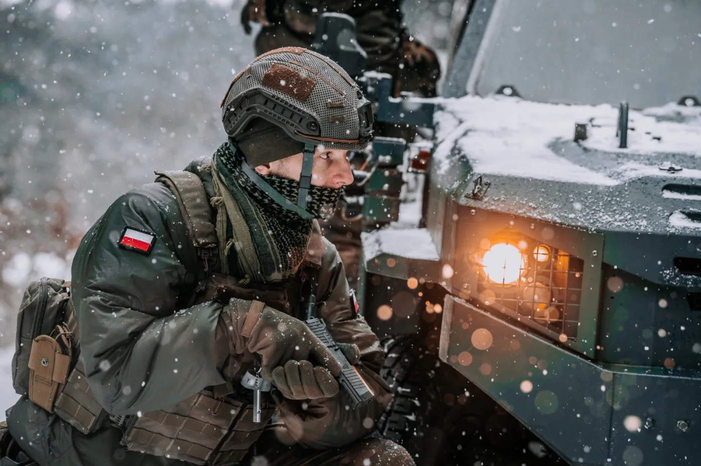 Żołnierz w trakcie służby na granicy w puchowej kurtce zimowej Wojsk Specjalnych.