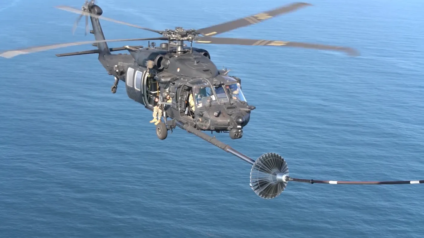 Śmigłowiec MH-60 amerykańskich wojsk specjalnych w trakcie tankowania w powietrzu.