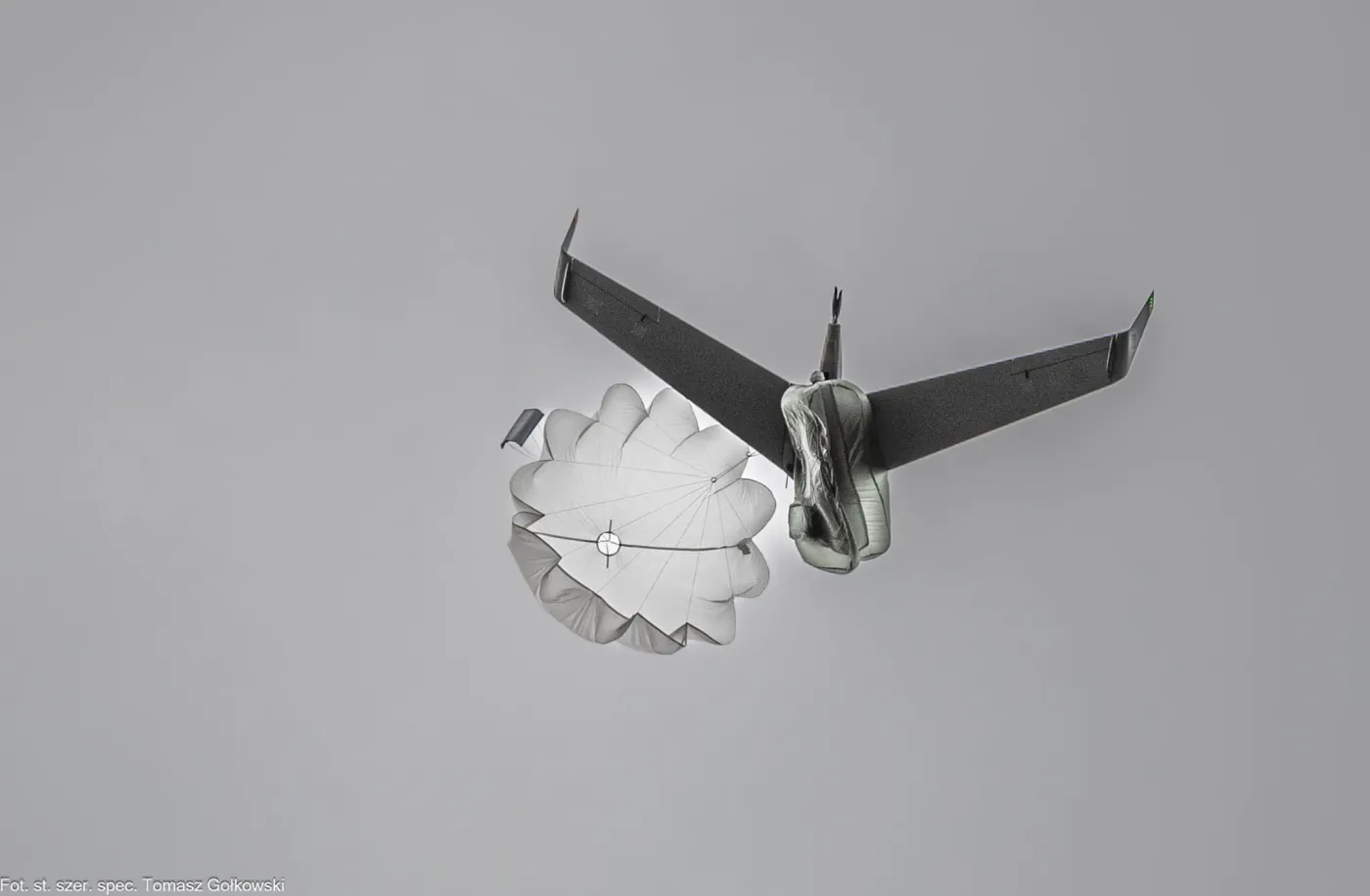 Specjalny spadochron pozwala dronowi Orbiter 2B bezpiecznie wylądować na ziemi.