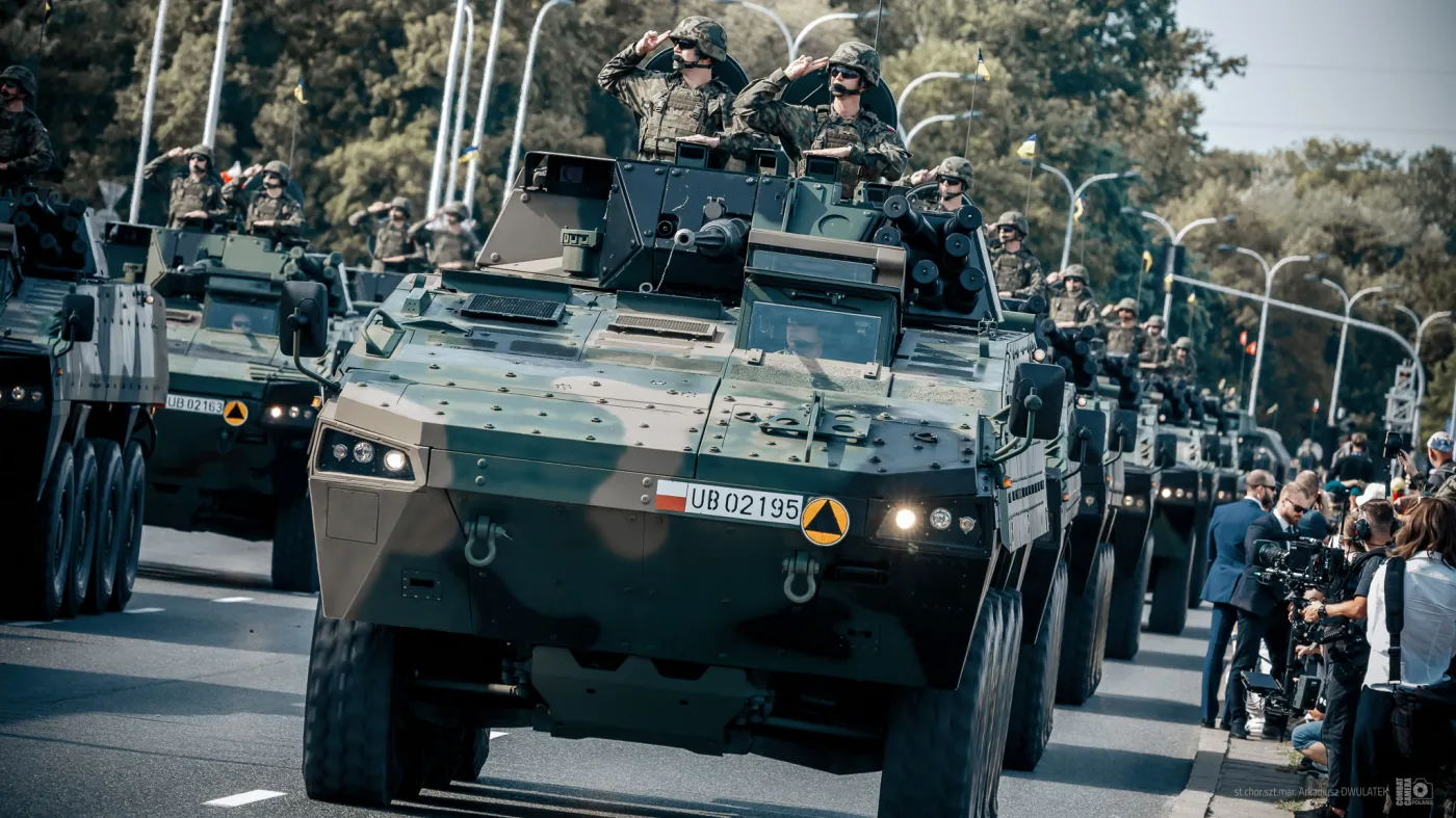 Rosomak z wieżą Hitfist-30P w trakcie defilady z okazji Święta Wojska Polskiego.