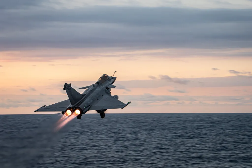 Rafale M starujący z pokładu lotniskowca. Indie posiadają obecnie dwa lotniskowce.