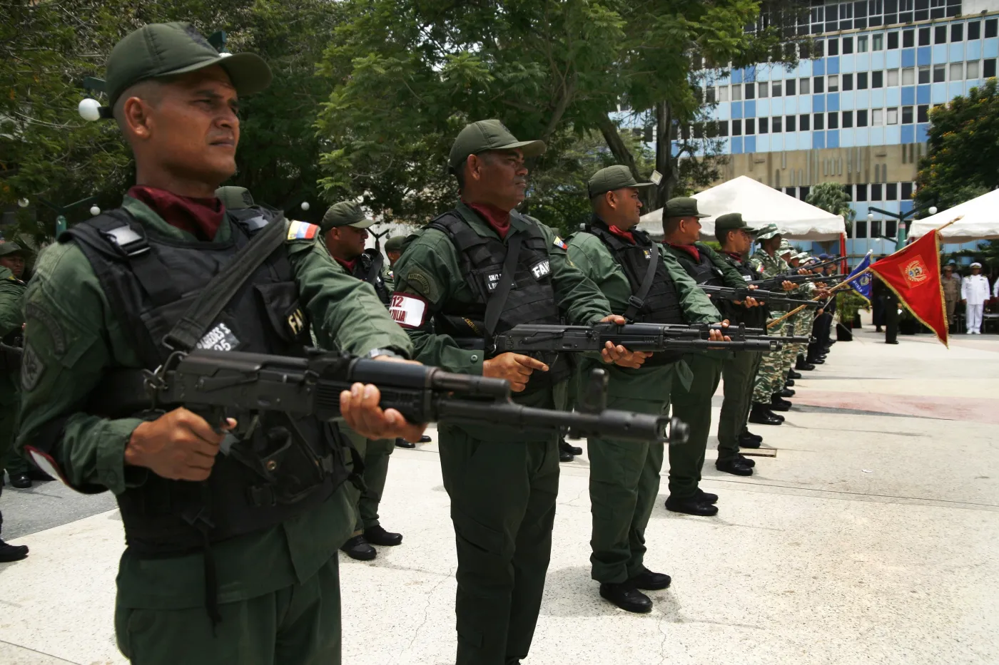 Rozlokowują broń i szykują ludzi do wojny. Wojsko przygotowuje się na najgorsze