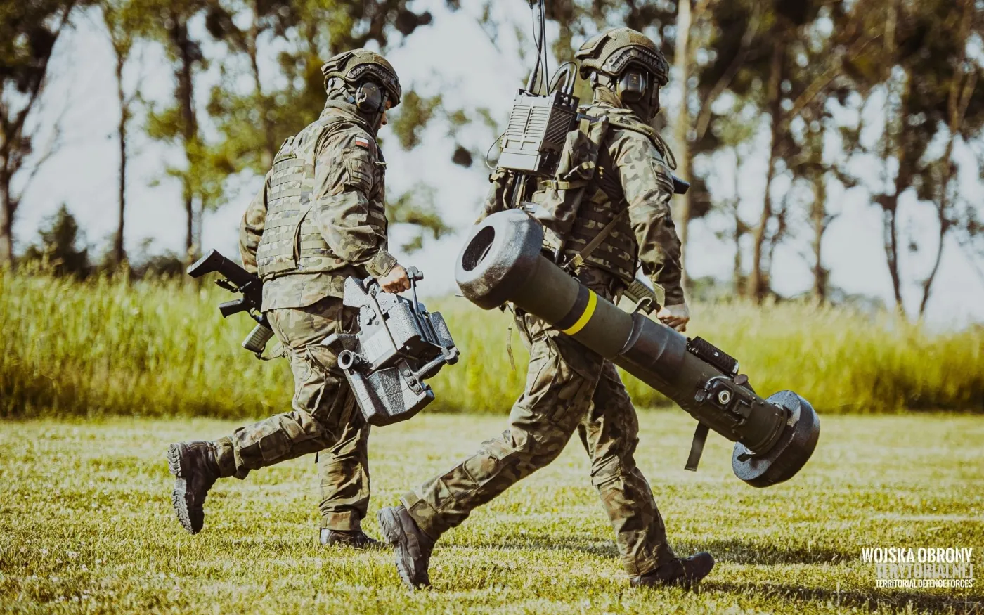 Żolnierze WOT z wyrzutnią przeciwpancernych pocisków kierowanych FGM-148F Javelin.