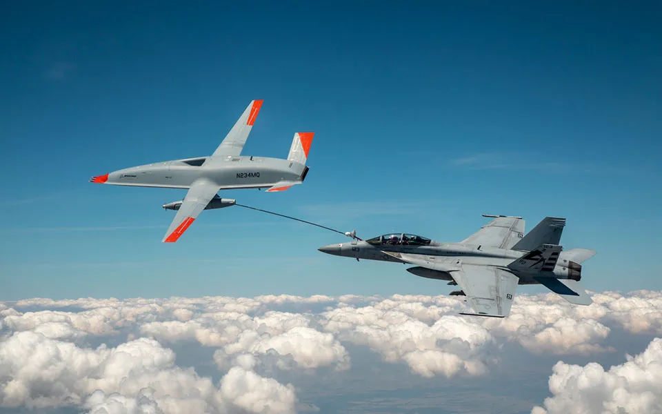 W czasie testów dron MQ-25 Stingray dokonał tankowania myśliwca F/A-18 Super Hornet.