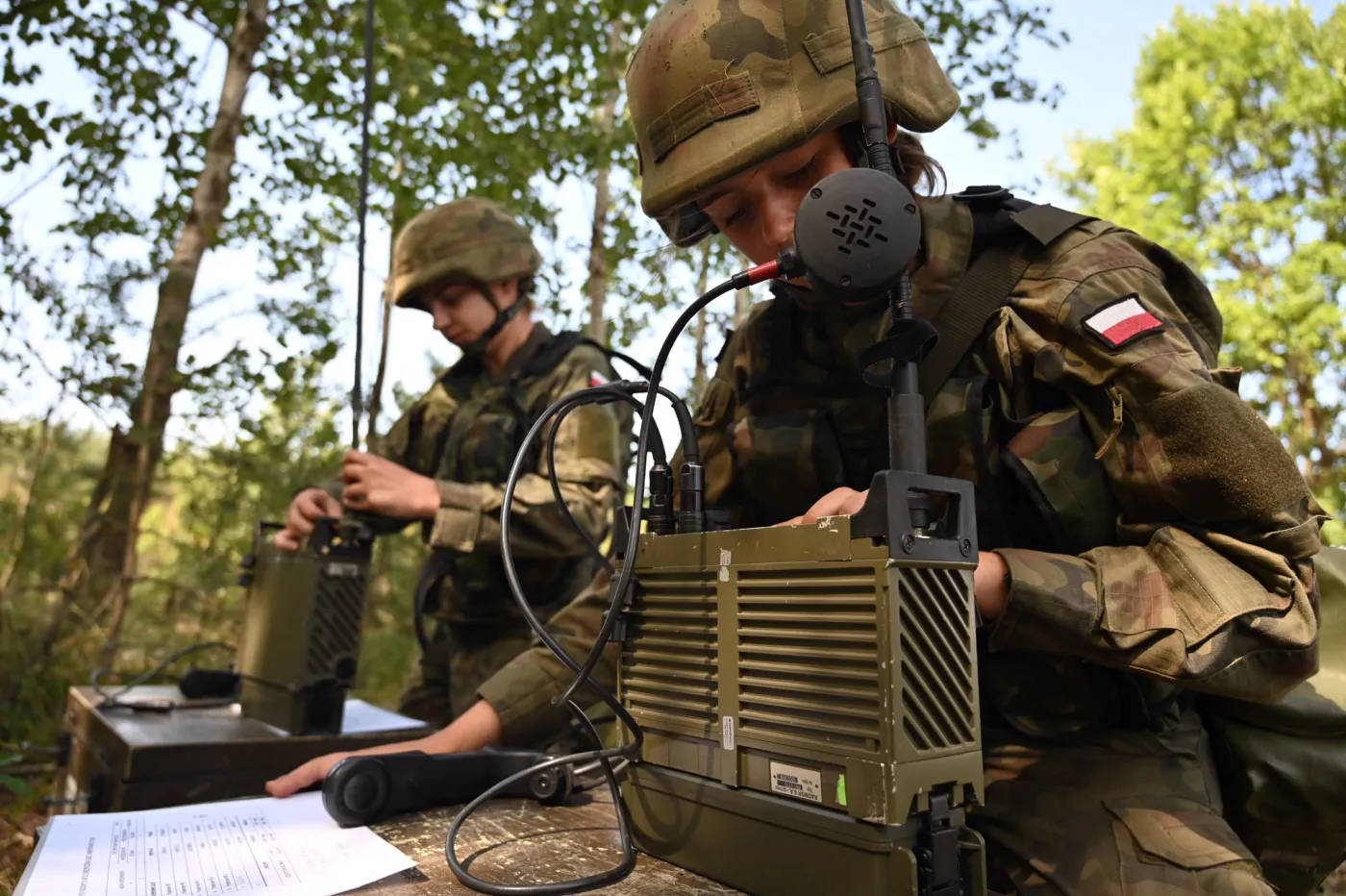 Polska radiostacja plecakowa RRC-9210 stanowi kręgosłup łączności w Wojsku Polskim