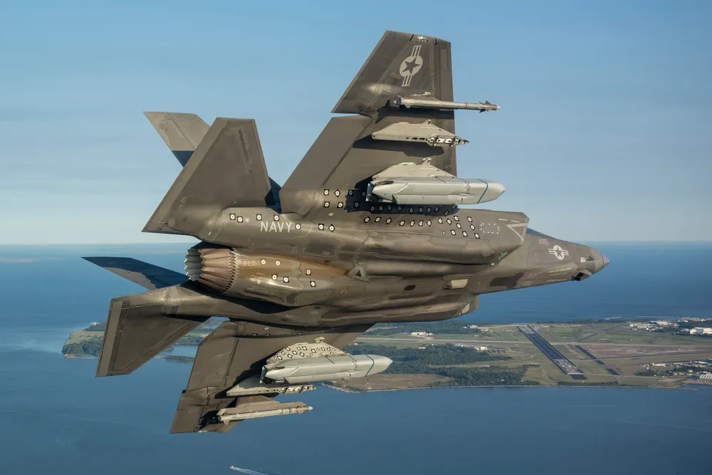 Samolot F-35C w trakcie testów mających na celu ocenę wpływu pocisków AGM-158C na drgania i właściwości lotne maszyny.