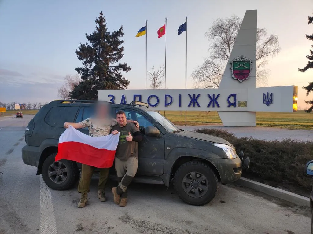 Dał Ukraińcom ponad 300 samochodów terenowych. Ten model sprawdza się najlepiej