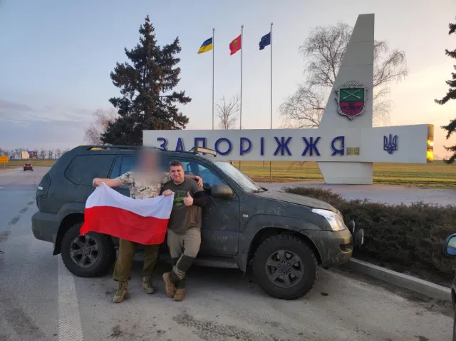 Dał Ukraińcom ponad 300 samochodów terenowych. Ten model sprawdza się najlepiej