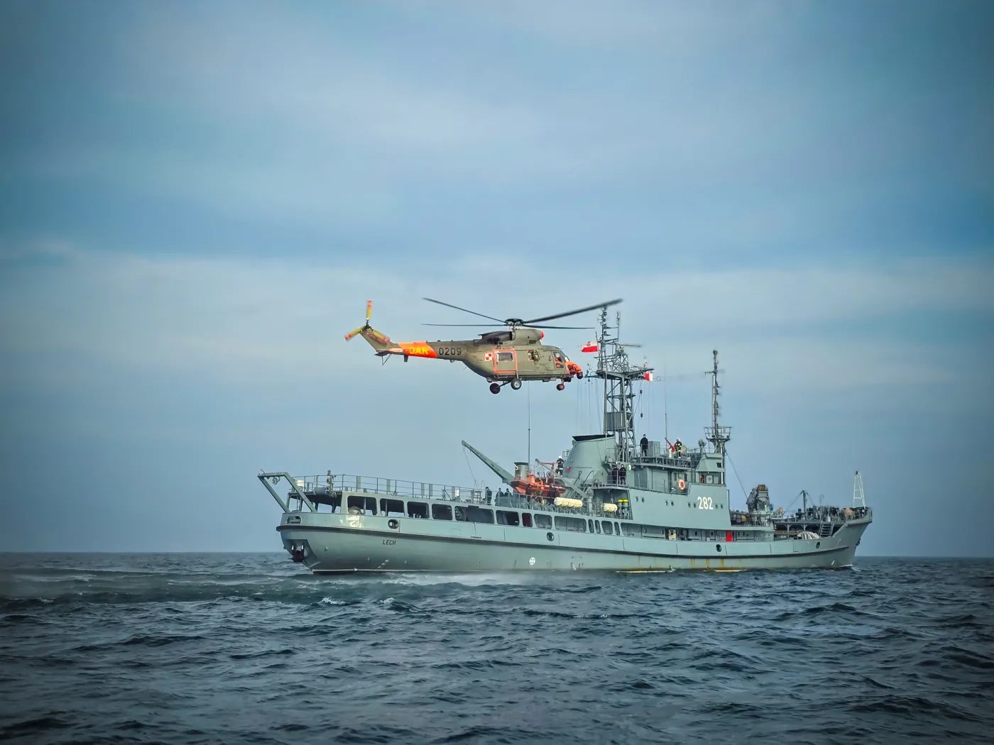Okręt ratowniczy ORP Lech oraz śmigłowiec poszukiwawczo - ratowniczy W-3WARM Anakonda.