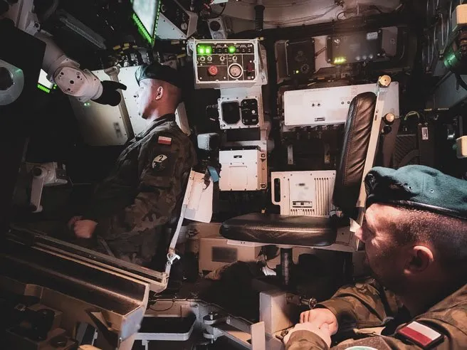 Wnętrze armatohaubicy samobieżnej Krab z 5 Lubuskiego Pułku Artylerii z Sulechowa.