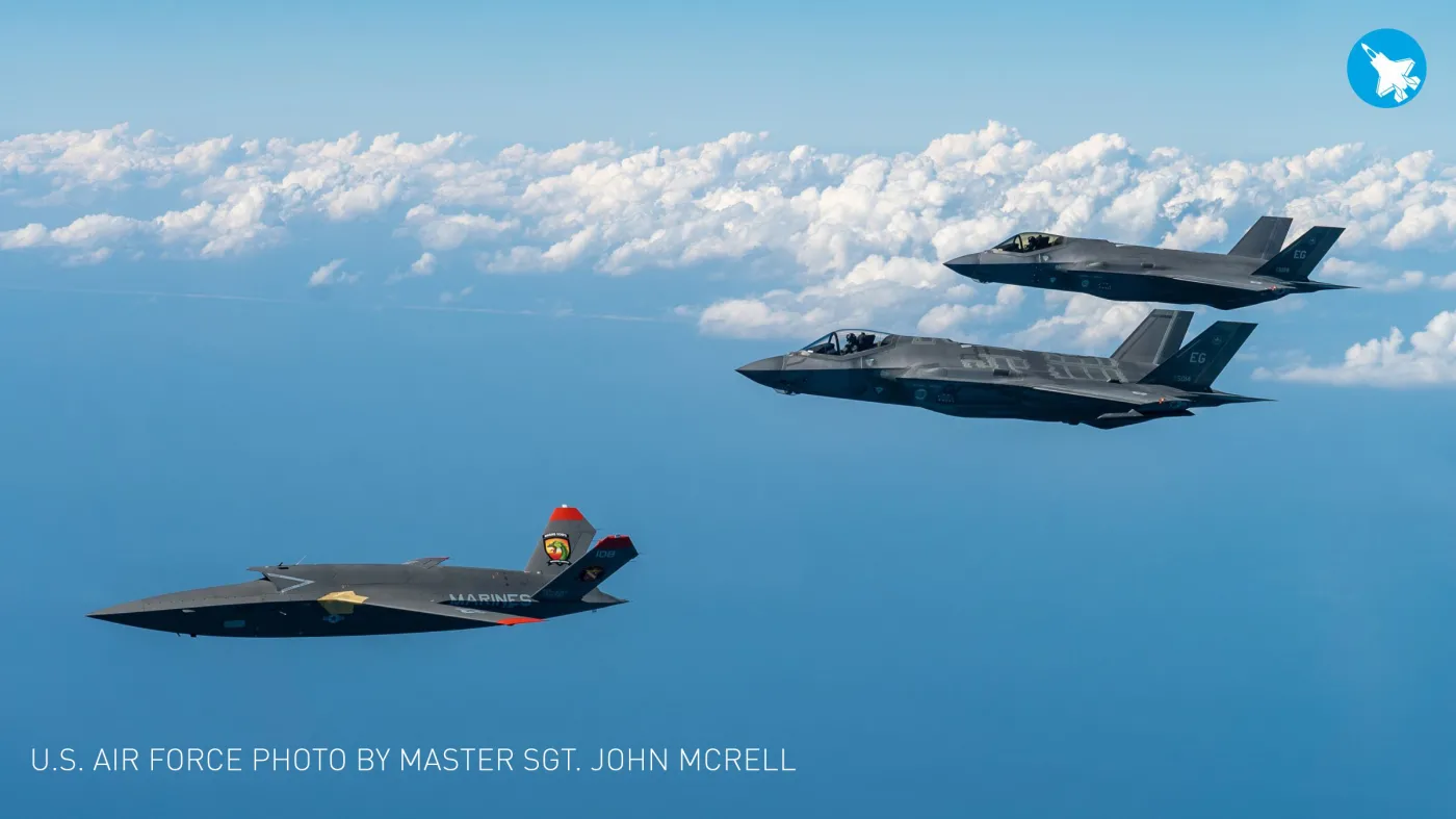 XQ-58A Valkyrie w trakcie lotu z dwoma samolotami Lockheed Martin F-35A Lightning II.