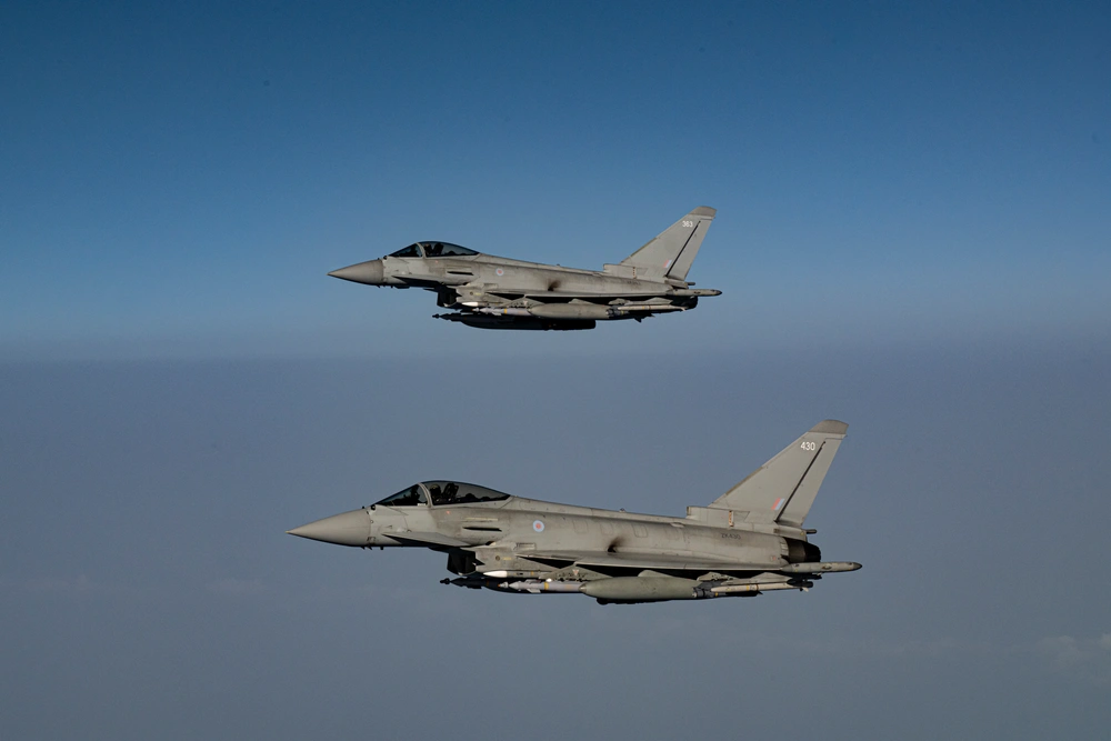 Dwa myśliwce Eurofighter Typhoon z RAF nad wschodnim Morzem Śródziemnym. Źródło: USAF.