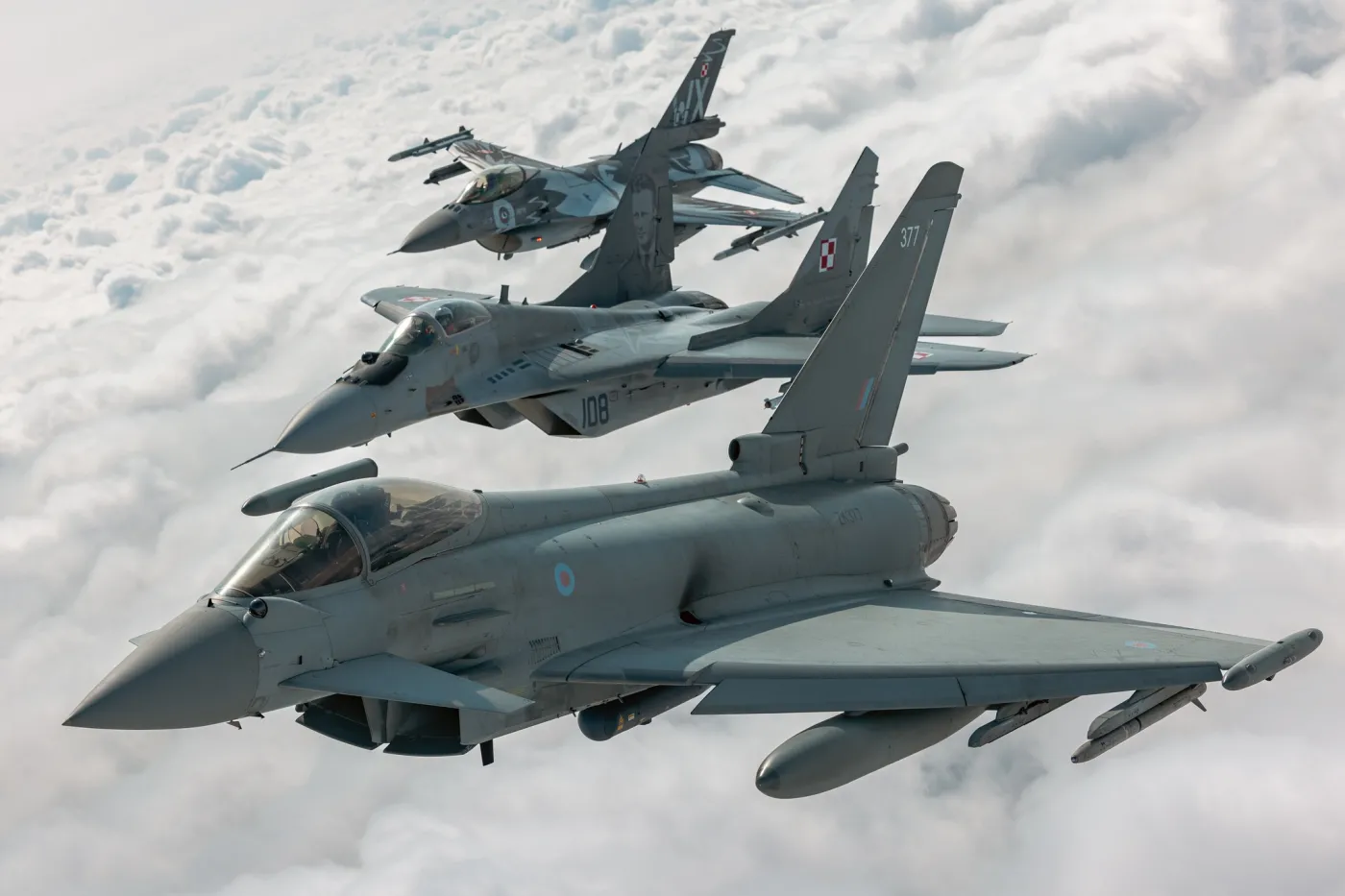 Eurofighter Typhoon z RAF w locie z polskimi myśliwcami - F-16 oraz MiG-29. Źródło: RAF.