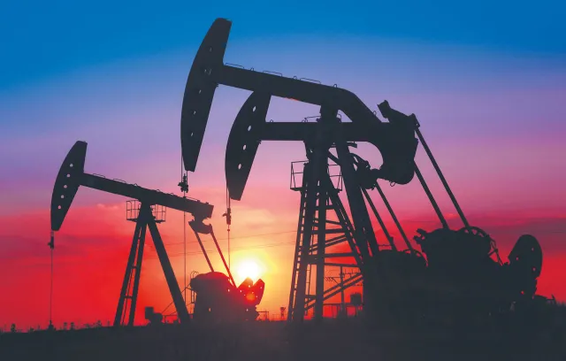 Ceny ropy spadają. Iran i Indie w centrum uwagi rynków paliw