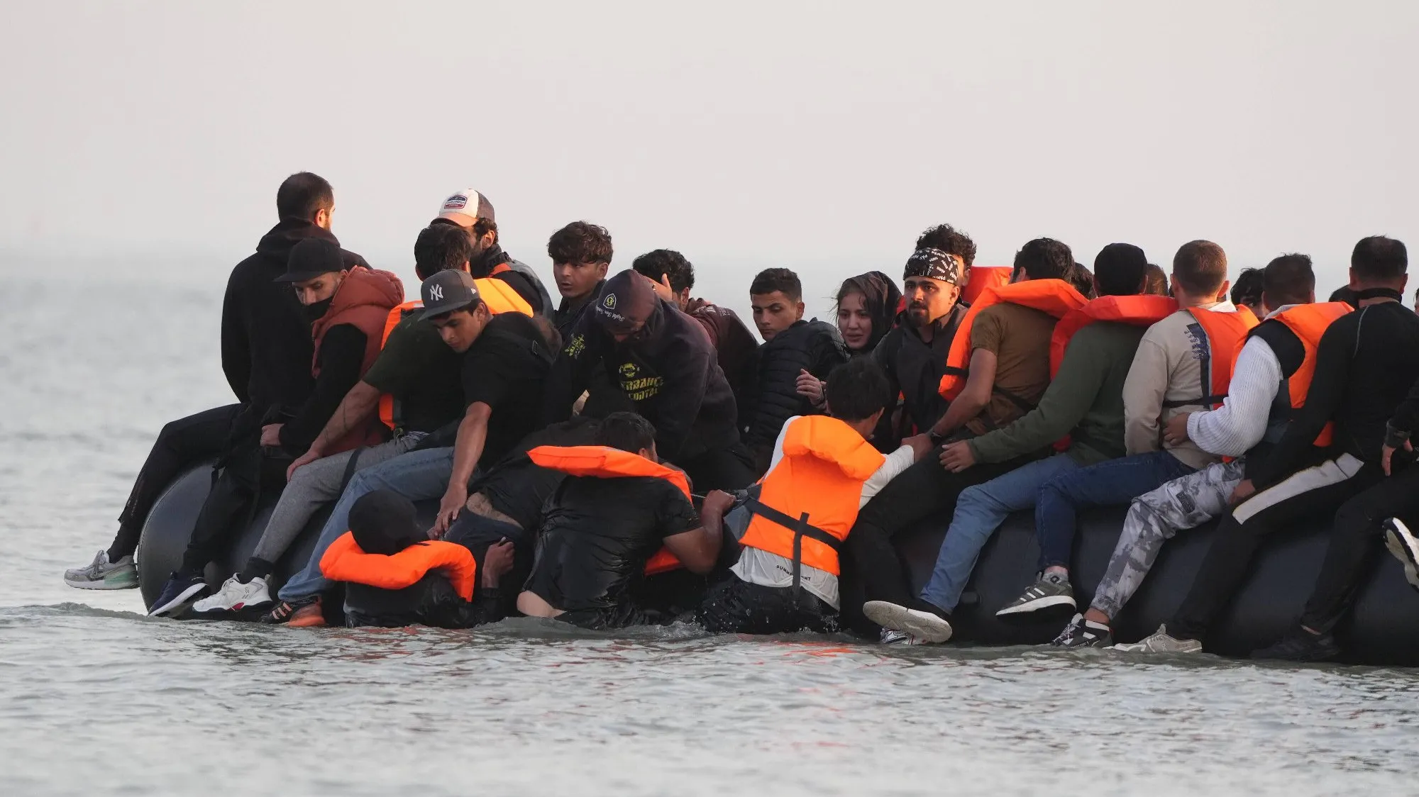 Bunt migrantów w greckim ośrodku. Starcia z policją, pożary i obława na uciekinierów