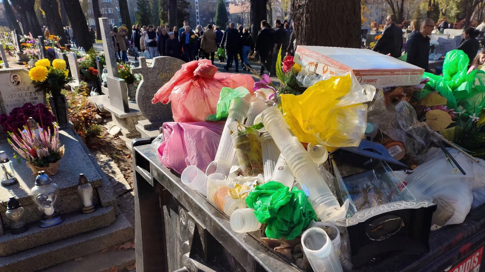 Segregacja śmieci na cmentarzu przed Wszystkich Świętych 2026. Mandat do 500 zł, grzywna choćby do 5000 zł