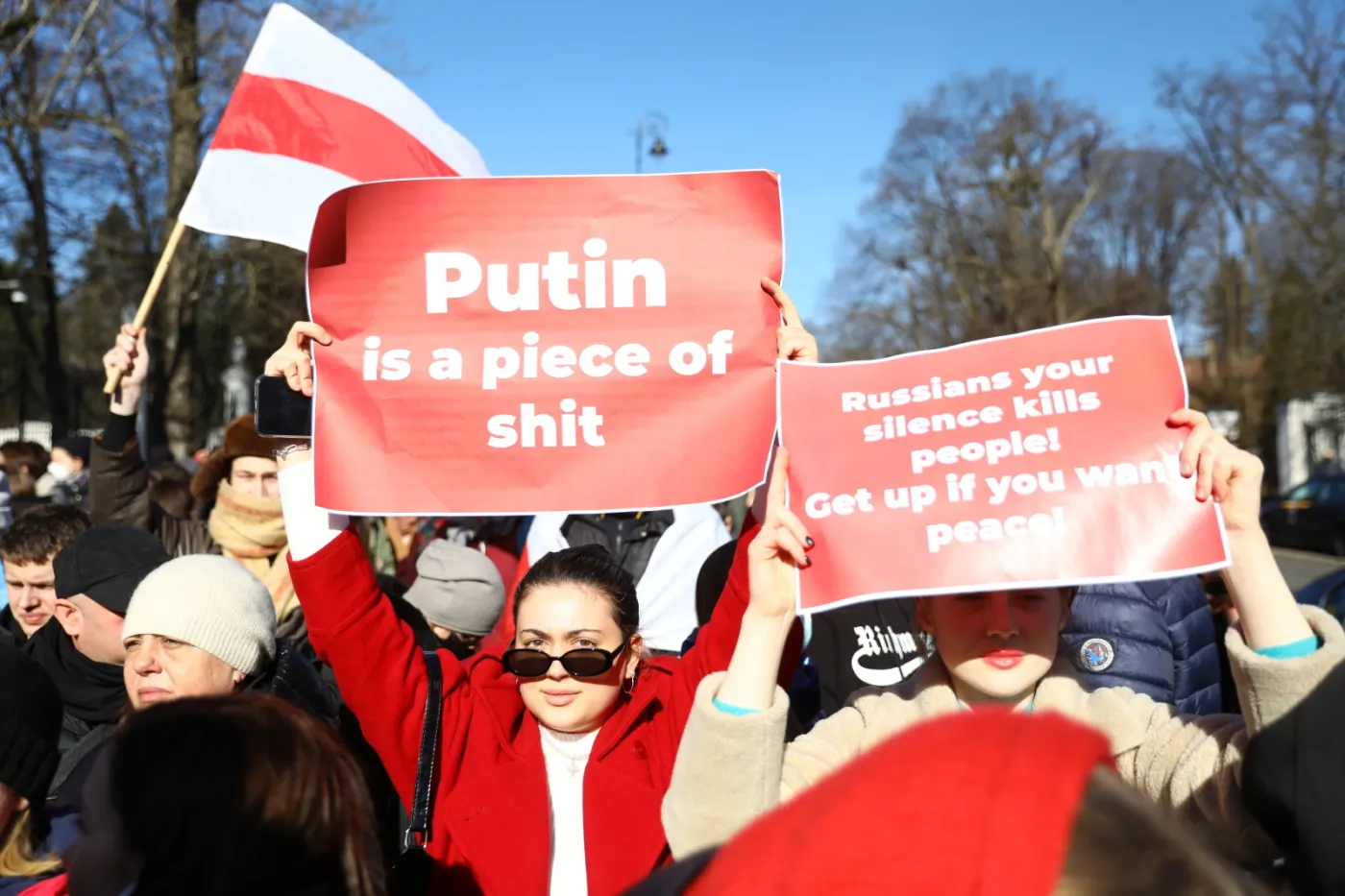 "Putin won", "Stop wojnie". Trwa protest przed Ambasadą Rosji w Warszawie, przyszli też Rosjanie