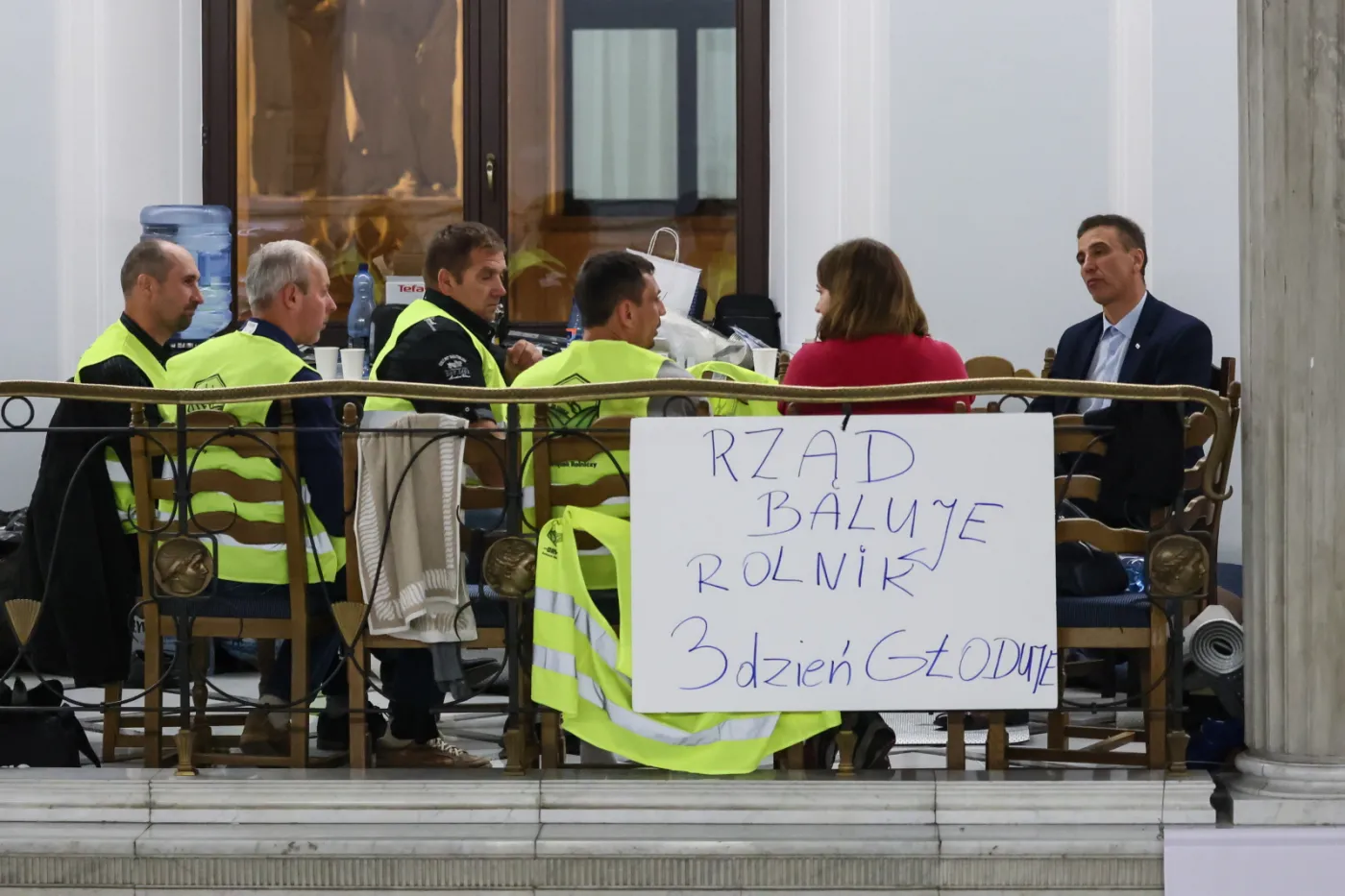 Jarosław Sachajko i Anna Gembicka podczas rozmów z rolnikami protestującymi w Sejmie