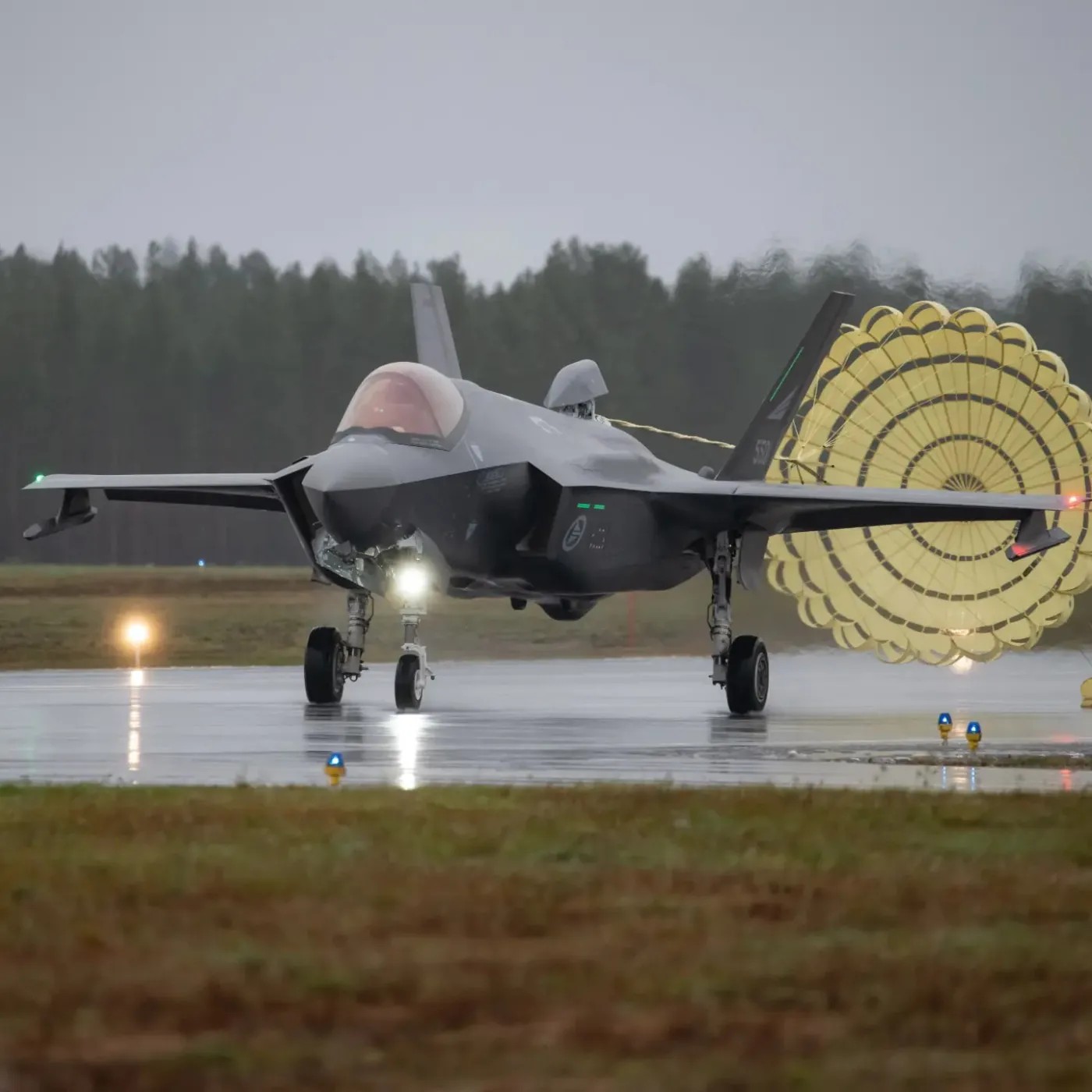 Dzięki specjalnemu spadochronowi F-35 mogą lądować na krótszych pasach. Samolot ze zdjęcia należy do Królewskich Norweskich Sił Powietrznych.