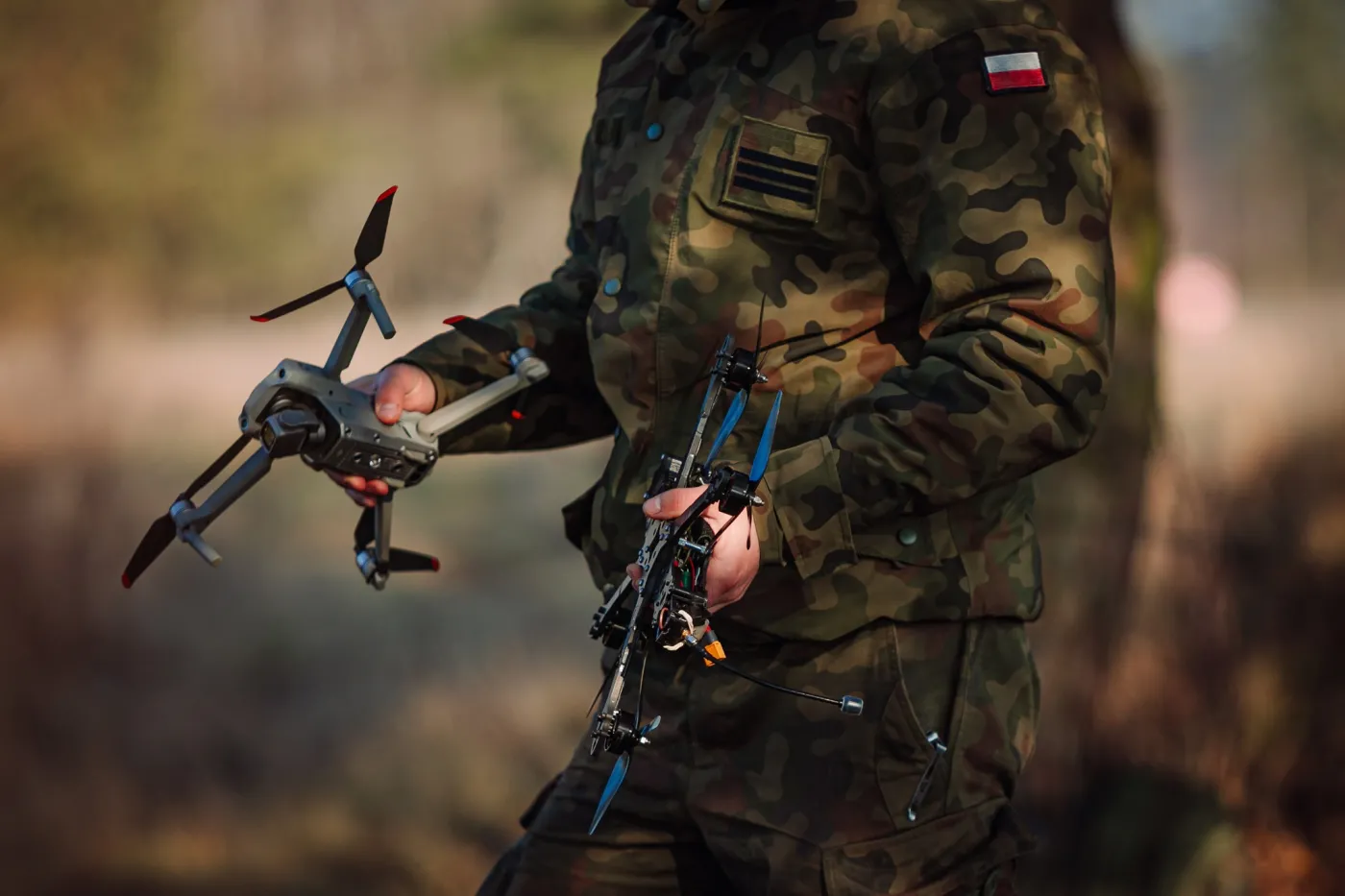 Niewielka masa dronów sprawia, że każdy żołnierz może wziąć ich z sobą kilka sztuk.