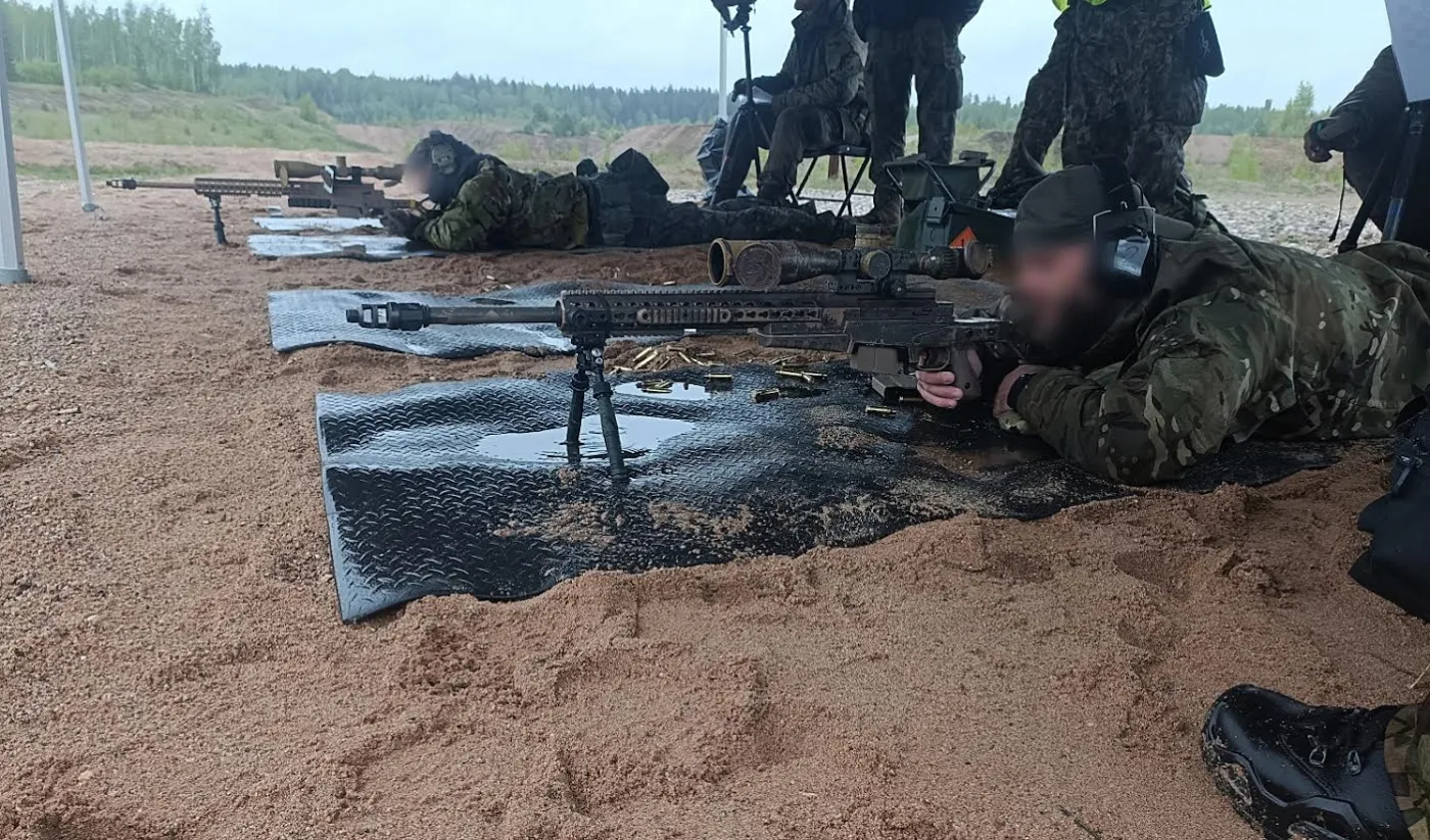 Biorący udział w zawodach musieli korzystać z udostępnionej przez organizatora broni.