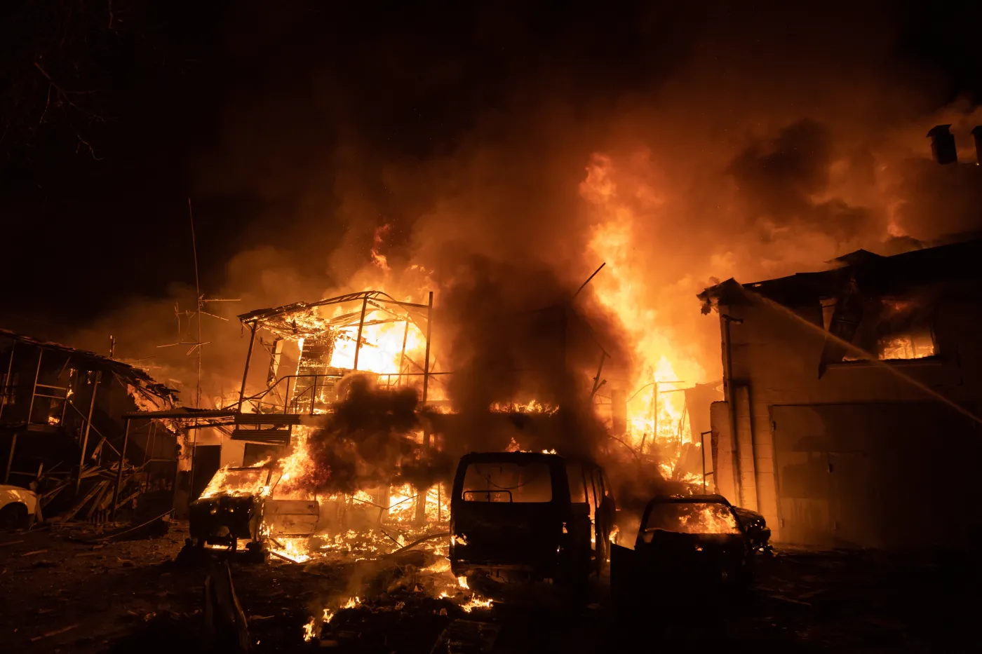 Nocny atak Rosji na Ukrainę. Pożary w Kijowie, ranni cywile, 447 uderzeń w jeden region