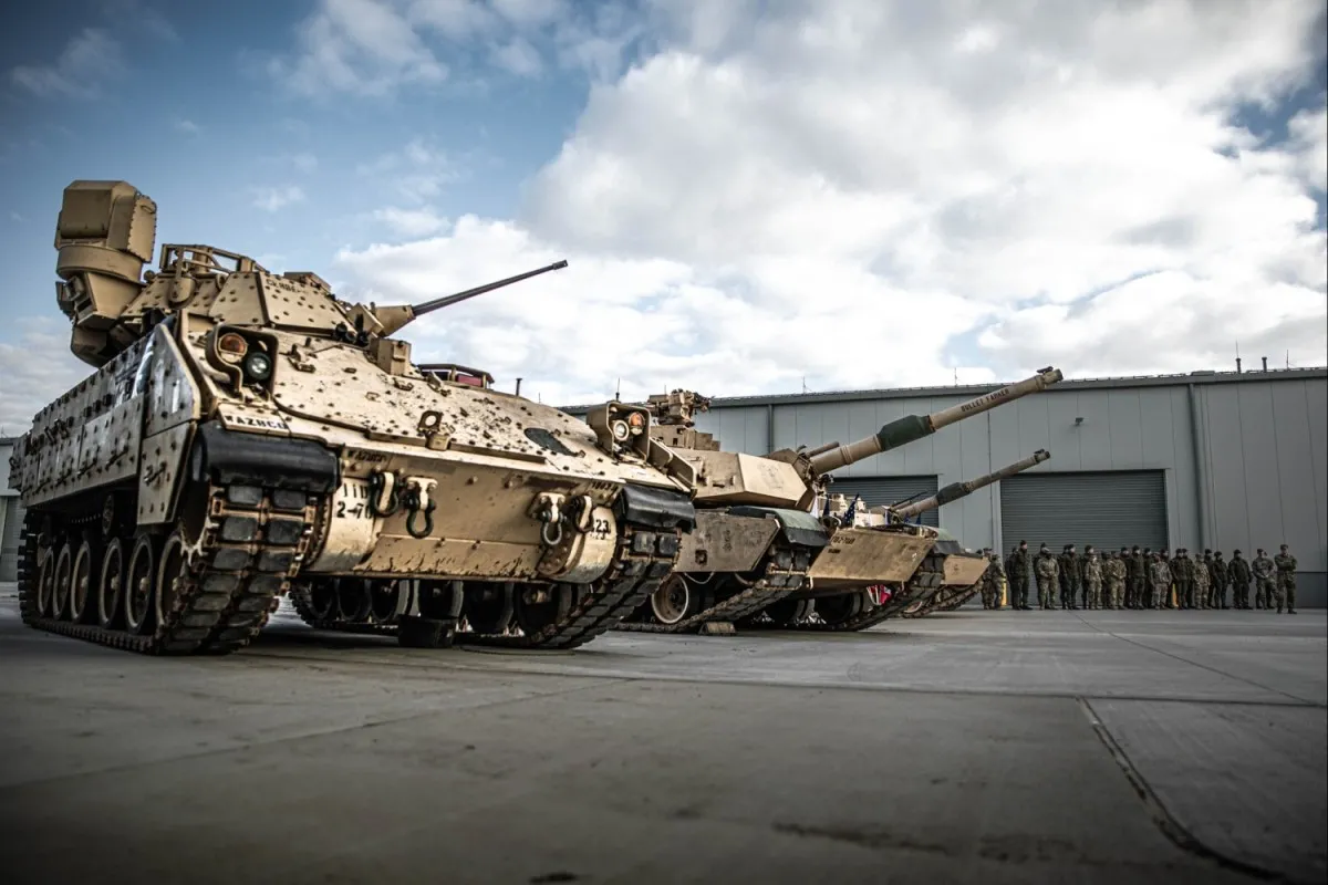 Bojowy wóz piechoty M2A3 Bradley w trakcie ceremonii otwarcia kompleksu długoterminowego przechowywania i konserwacji sprzętu w Powidzu