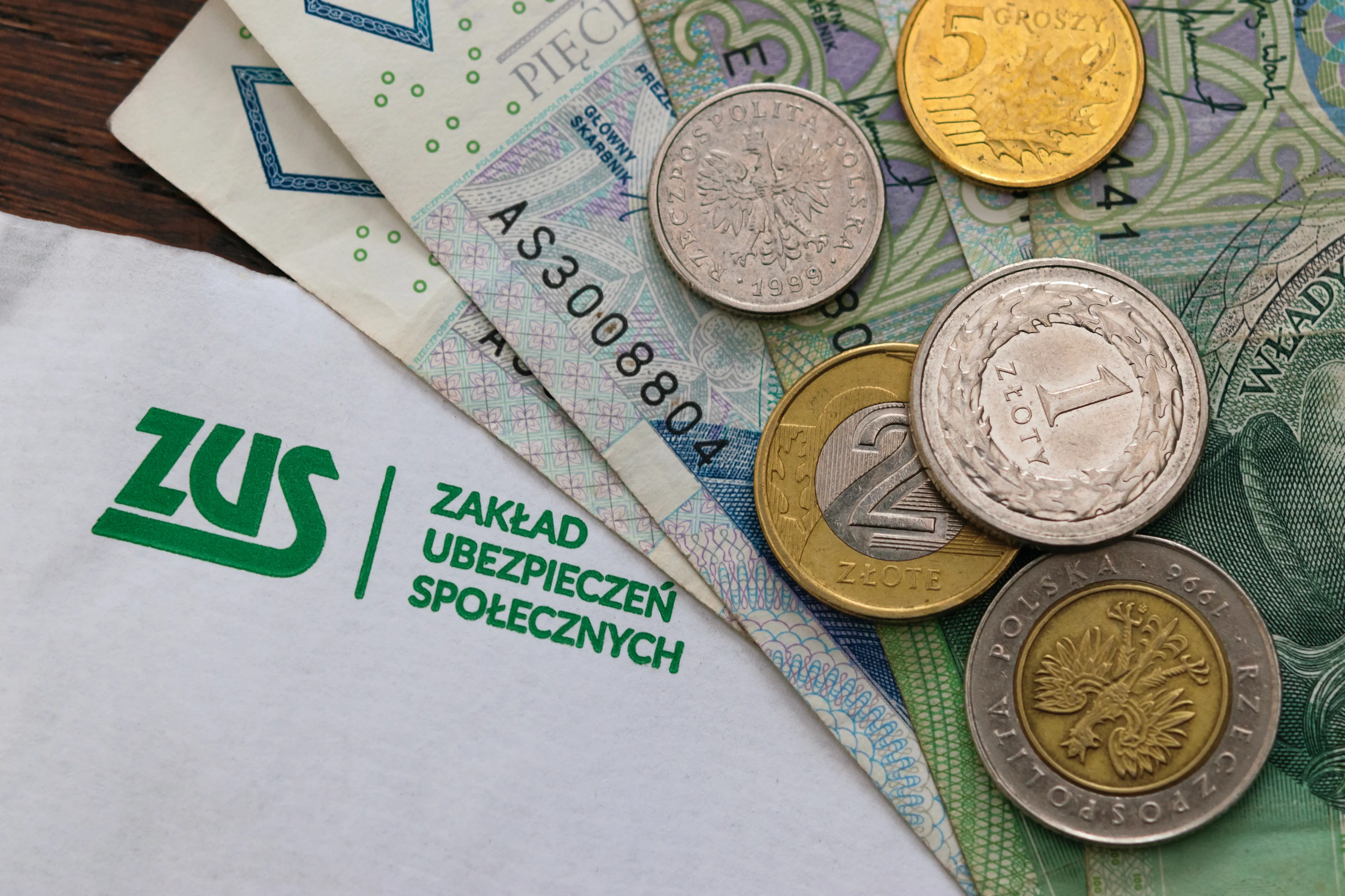 Starsze roczniki mogą stracić tysiące złotych. Bez tego wniosku ZUS wyliczy znacznie niższą emeryturę