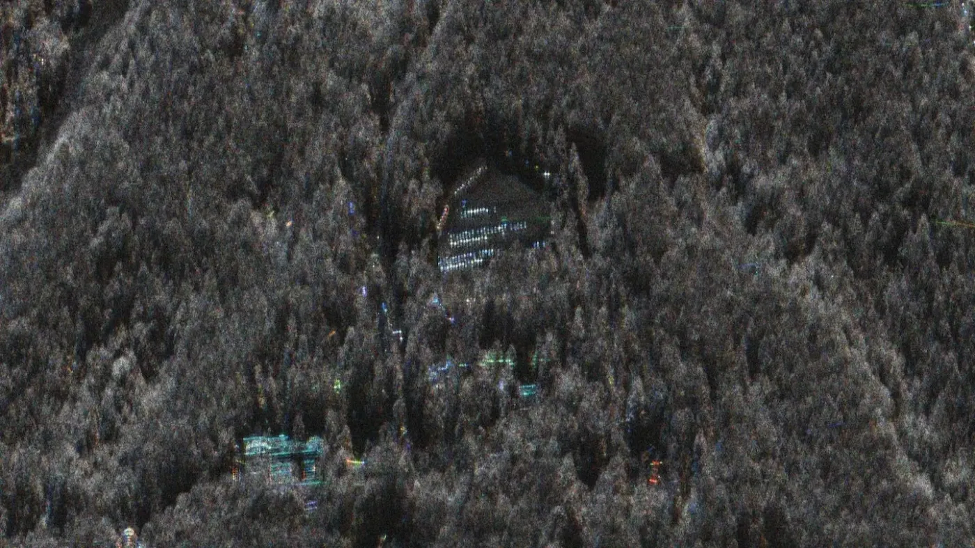 Satelity SAR od ICEYE umożliwiają obserwację wojsk przeciwnika ukrytych w gęstym lesie.