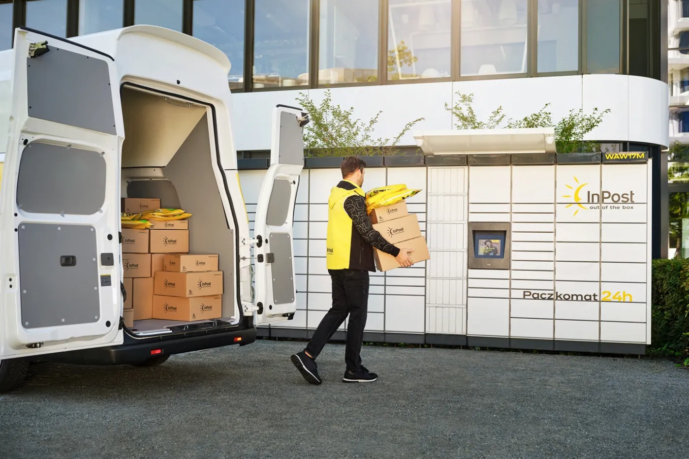 Polskie paczkomaty podbijają Wyspy. InPost blisko 15 tys. urządzeń
