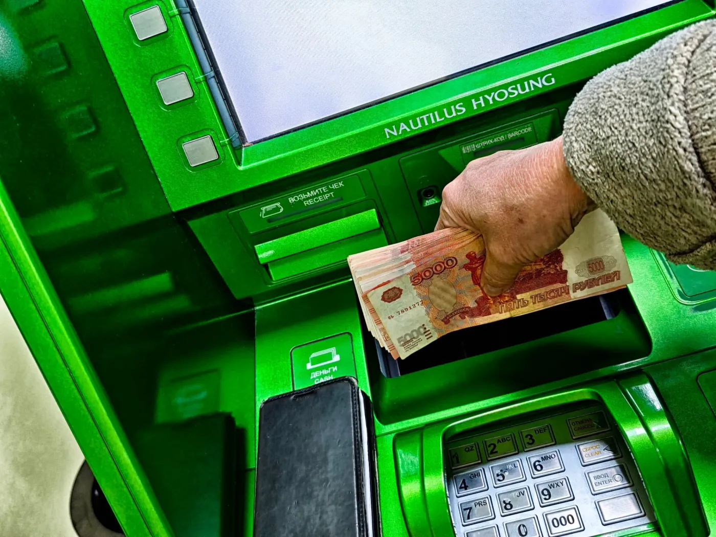 Wielki strach w Rosji. Ludzie masowo wypłacają pieniądze. Czegoś takiego nie było od lat