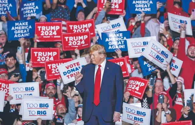 Donalda Trumpa nie udało się wyeliminować z polityki. Były prezydent ma największe poparcie po prawej stronie